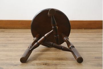 中古　美品　松本民芸家具　丸みを帯びたフォルムが可愛らしい三脚スツール(丸椅子、イス、板座チェア、花台、飾り台)(R-080429)