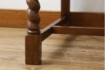 イギリスアンティーク　オーク材　ツイストレッグがクラシカルでおしゃれな雰囲気を醸し出すDチェア(椅子、イス、ダイニングチェア、リビングチェア、アームレスチェア、英国)(R-080436)
