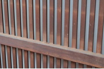 アンティーク建具　上手物!!　腰板欅(ケヤキ)材　風情のある佇まいが魅力的な格子戸2枚セット(建具、引き戸)(R-080440)