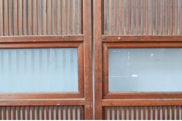 アンティーク建具　どこか懐かしい雰囲気を醸し出す裏障子付き格子戸2枚セット(引き戸、障子戸)(R-080441)