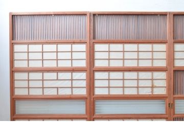 アンティーク建具　風情のある佇まいが魅力的な裏障子付き格子戸4枚セット(引き戸、障子戸)(R-080442)