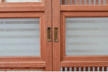 アンティーク建具　風情のある佇まいが魅力的な裏障子付き格子戸4枚セット(引き戸、障子戸)(R-080442)
