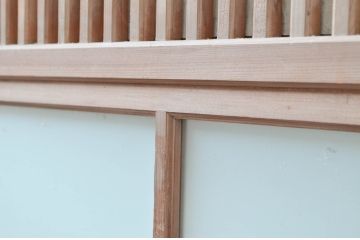 アンティーク建具　上手物!!　変わり型　小窓付きで使い勝手の良い裏障子付き格子戸1枚(引き戸、障子戸)(R-080443)