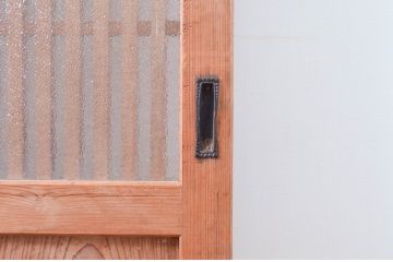 アンティーク建具　やわらかな風合いの木味が素敵なガラス入り格子帯戸3枚セット(引き戸、ガラス戸、格子戸、板戸)(R-080459)