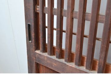 アンティーク建具　明治大正期　素朴な木の風合いが味わい深い裏障子付き格子帯戸2枚セット(引き戸、格子戸、板戸、障子戸)(R-080460)