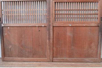 アンティーク建具　明治大正期　素朴な木の風合いが味わい深い裏障子付き格子帯戸2枚セット(引き戸、格子戸、板戸、障子戸)(R-080460)