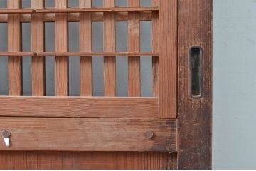 アンティーク建具　明治大正期　素朴な木の風合いが味わい深い裏障子付き格子帯戸2枚セット(引き戸、格子戸、板戸、障子戸)(R-080460)