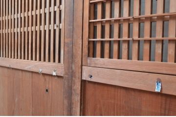 アンティーク建具　明治大正期　素朴な木の風合いが味わい深い裏障子付き格子帯戸2枚セット(引き戸、格子戸、板戸、障子戸)(R-080460)
