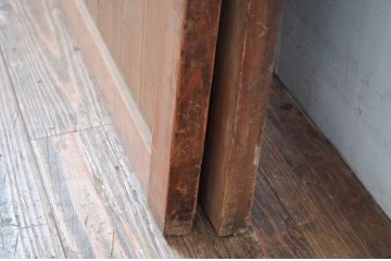 アンティーク建具　明治大正期　素朴な木の風合いが味わい深い裏障子付き格子帯戸2枚セット(引き戸、格子戸、板戸、障子戸)(R-080460)
