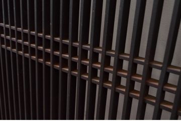 アンティーク建具　整然と並ぶ格子が目を惹く大きく立派な筬欄間2枚セット(明かり取り、明り取り、オサランマ、おさらんま、格子欄間)(R-080461)