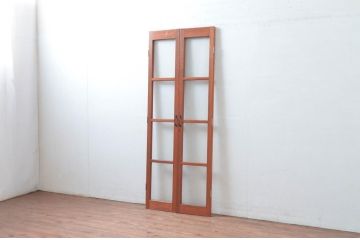 アンティーク建具　レトロナチュラルな雰囲気の木枠に可愛らしい取っ手が付いた両開きの幅狭扉1対2セット(ガラス扉、ドア)(R-080466)