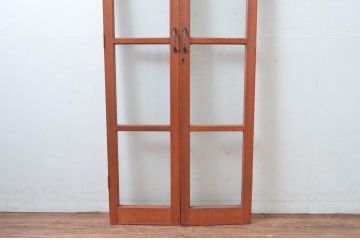 アンティーク建具　レトロナチュラルな雰囲気の木枠に可愛らしい取っ手が付いた両開きの幅狭扉1対2セット(ガラス扉、ドア)(R-080466)