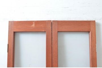 アンティーク建具　レトロナチュラルな雰囲気の木枠に可愛らしい取っ手が付いた両開きの幅狭扉1対2セット(ガラス扉、ドア)(R-080466)