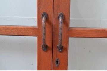 アンティーク建具　レトロナチュラルな雰囲気の木枠に可愛らしい取っ手が付いた両開きの幅狭扉1対2セット(ガラス扉、ドア)(R-080466)