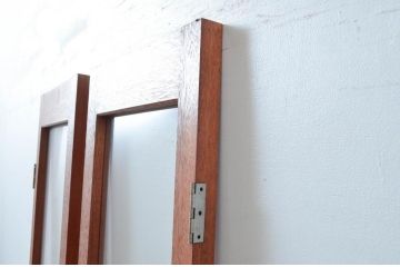 アンティーク建具　レトロナチュラルな雰囲気の木枠に可愛らしい取っ手が付いた両開きの幅狭扉1対2セット(ガラス扉、ドア)(R-080466)