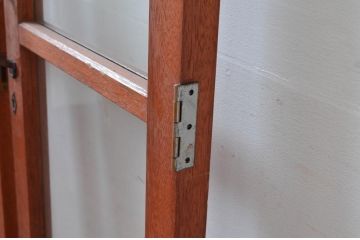 アンティーク建具　レトロナチュラルな雰囲気の木枠に可愛らしい取っ手が付いた両開きの幅狭扉1対2セット(ガラス扉、ドア)(R-080466)