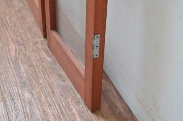 アンティーク建具　レトロナチュラルな雰囲気の木枠に可愛らしい取っ手が付いた両開きの幅狭扉1対2セット(ガラス扉、ドア)(R-080466)