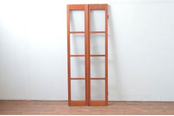 アンティーク建具　レトロナチュラルな雰囲気の木枠に可愛らしい取っ手が付いた両開きの幅狭扉1対2セット(ガラス扉、ドア)(R-080466)
