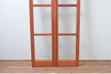 アンティーク建具　レトロナチュラルな雰囲気の木枠に可愛らしい取っ手が付いた両開きの幅狭扉1対2セット(ガラス扉、ドア)(R-080466)