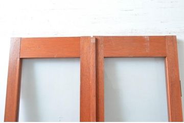アンティーク建具　レトロナチュラルな雰囲気の木枠に可愛らしい取っ手が付いた両開きの幅狭扉1対2セット(ガラス扉、ドア)(R-080466)