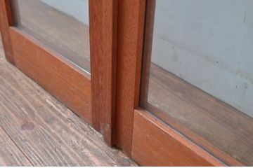アンティーク建具　レトロナチュラルな雰囲気の木枠に可愛らしい取っ手が付いた両開きの幅狭扉1対2セット(ガラス扉、ドア)(R-080466)