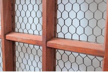 アンティーク建具　希少サイズ　上手物!!　細かな狐格子(升目格子)が魅力的な蔵戸1枚(きつね格子、マス目格子、引き戸、格子戸、玄関戸)(R-080467)
