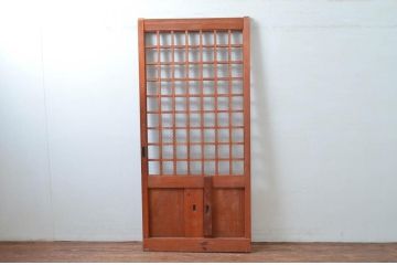 アンティーク建具　希少サイズ　上手物!!　細かな狐格子(升目格子)が魅力的な蔵戸1枚(きつね格子、マス目格子、引き戸、格子戸、玄関戸)(R-080467)