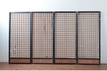 アンティーク建具　希少デザイン　上手物　上質な和モダン空間を演出してくれる厚手で背の高い狐格子(升目格子)の障子戸4枚セット(きつね格子、マス目格子、引き戸、格子戸)(R-080470)