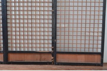 アンティーク建具　希少デザイン　上手物　上質な和モダン空間を演出してくれる厚手で背の高い狐格子(升目格子)の障子戸4枚セット(きつね格子、マス目格子、引き戸、格子戸)(R-080470)