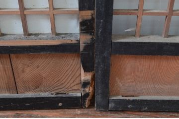 アンティーク建具　希少デザイン　上手物　上質な和モダン空間を演出してくれる厚手で背の高い狐格子(升目格子)の障子戸4枚セット(きつね格子、マス目格子、引き戸、格子戸)(R-080470)