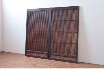 アンティーク建具　上手物!!　欅(ケヤキ)材と檜(ヒノキ)材　上品な和の雰囲気漂う格子戸2枚セット(引き戸、窓)(R-080488)