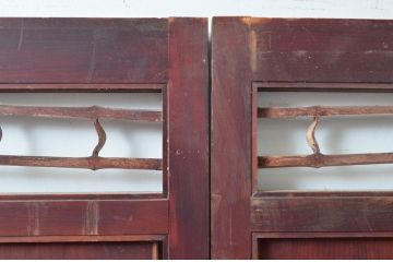 アンティーク建具　杉材一枚板　個性が光る凝ったデザインの板戸2枚セット(窓、引き戸)(R-080490)