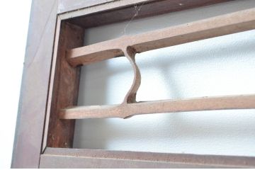 アンティーク建具　杉材一枚板　個性が光る凝ったデザインの板戸2枚セット(窓、引き戸)(R-080490)