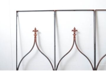 中古　建具　特注品　フルール・ド・リスモチーフが上品なアイアン(鉄製)フェンス4枚セット(面格子、鉄扉、フェンス)(R-080503)