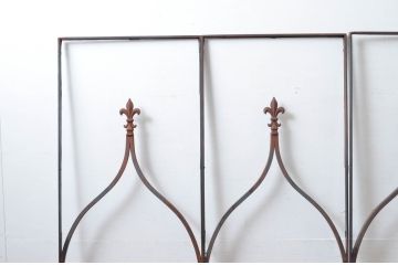 中古　建具　特注品　フルール・ド・リスモチーフが上品なアイアン(鉄製)フェンス4枚セット(面格子、鉄扉、フェンス)(R-080504)