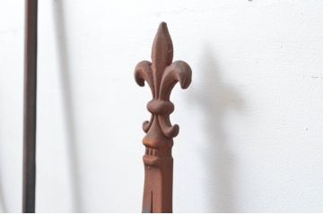 中古　建具　特注品　フルール・ド・リスモチーフが上品なアイアン(鉄製)フェンス4枚セット(面格子、鉄扉、フェンス)(R-080504)