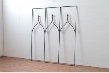 中古　建具　特注品　フルール・ド・リスモチーフが上品なアイアン(鉄製)フェンス3枚セット(面格子、鉄扉、フェンス)(R-080505)