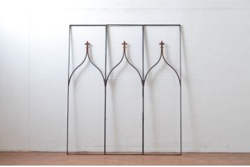 中古　建具　特注品　フルール・ド・リスモチーフが上品なアイアン(鉄製)フェンス3枚セット(面格子、鉄扉、フェンス)(R-080505)