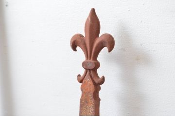 中古　建具　特注品　フルール・ド・リスモチーフが上品なアイアン(鉄製)フェンス3枚セット(面格子、鉄扉、フェンス)(R-080505)