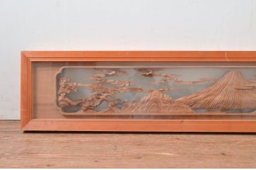 ビンテージ建具　特注品!!　両面ガラス　松に富士山　立派な彫刻が見事な分厚いフレームの彫刻欄間1枚(明り取り、明かり取り、ランマ、ヴィンテージ)(R-080506)