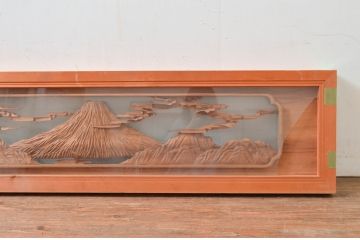 ビンテージ建具　特注品!!　両面ガラス　松に富士山　立派な彫刻が見事な分厚いフレームの彫刻欄間1枚(明り取り、明かり取り、ランマ、ヴィンテージ)(R-080506)