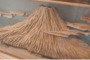 ビンテージ建具　特注品!!　両面ガラス　松に富士山　立派な彫刻が見事な分厚いフレームの彫刻欄間1枚(明り取り、明かり取り、ランマ、ヴィンテージ)(R-080506)