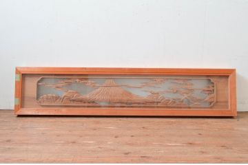 ビンテージ建具　特注品!!　両面ガラス　松に富士山　立派な彫刻が見事な分厚いフレームの彫刻欄間1枚(明り取り、明かり取り、ランマ、ヴィンテージ)(R-080506)