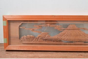 ビンテージ建具　特注品!!　両面ガラス　松に富士山　立派な彫刻が見事な分厚いフレームの彫刻欄間1枚(明り取り、明かり取り、ランマ、ヴィンテージ)(R-080506)