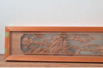 ビンテージ建具　特注品!!　両面ガラス　松の木と風情ある風景の彫刻が見事な分厚いフレームの彫刻欄間1枚(明り取り、明かり取り、ランマ、ヴィンテージ)(R-080507)