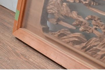 ビンテージ建具　特注品!!　両面ガラス　松の木と風情ある風景の彫刻が見事な分厚いフレームの彫刻欄間1枚(明り取り、明かり取り、ランマ、ヴィンテージ)(R-080507)