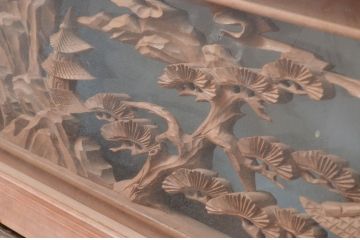 ビンテージ建具　特注品!!　両面ガラス　松の木と風情ある風景の彫刻が見事な分厚いフレームの彫刻欄間1枚(明り取り、明かり取り、ランマ、ヴィンテージ)(R-080507)