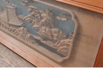 ビンテージ建具　特注品!!　両面ガラス　松の木と風情ある風景の彫刻が見事な分厚いフレームの彫刻欄間1枚(明り取り、明かり取り、ランマ、ヴィンテージ)(R-080507)