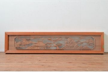 ビンテージ建具　特注品!!　両面ガラス　松の木と風情ある風景の彫刻が見事な分厚いフレームの彫刻欄間1枚(明り取り、明かり取り、ランマ、ヴィンテージ)(R-080507)