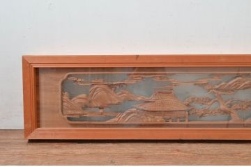 ビンテージ建具　特注品!!　両面ガラス　松の木と風情ある風景の彫刻が見事な分厚いフレームの彫刻欄間1枚(明り取り、明かり取り、ランマ、ヴィンテージ)(R-080507)